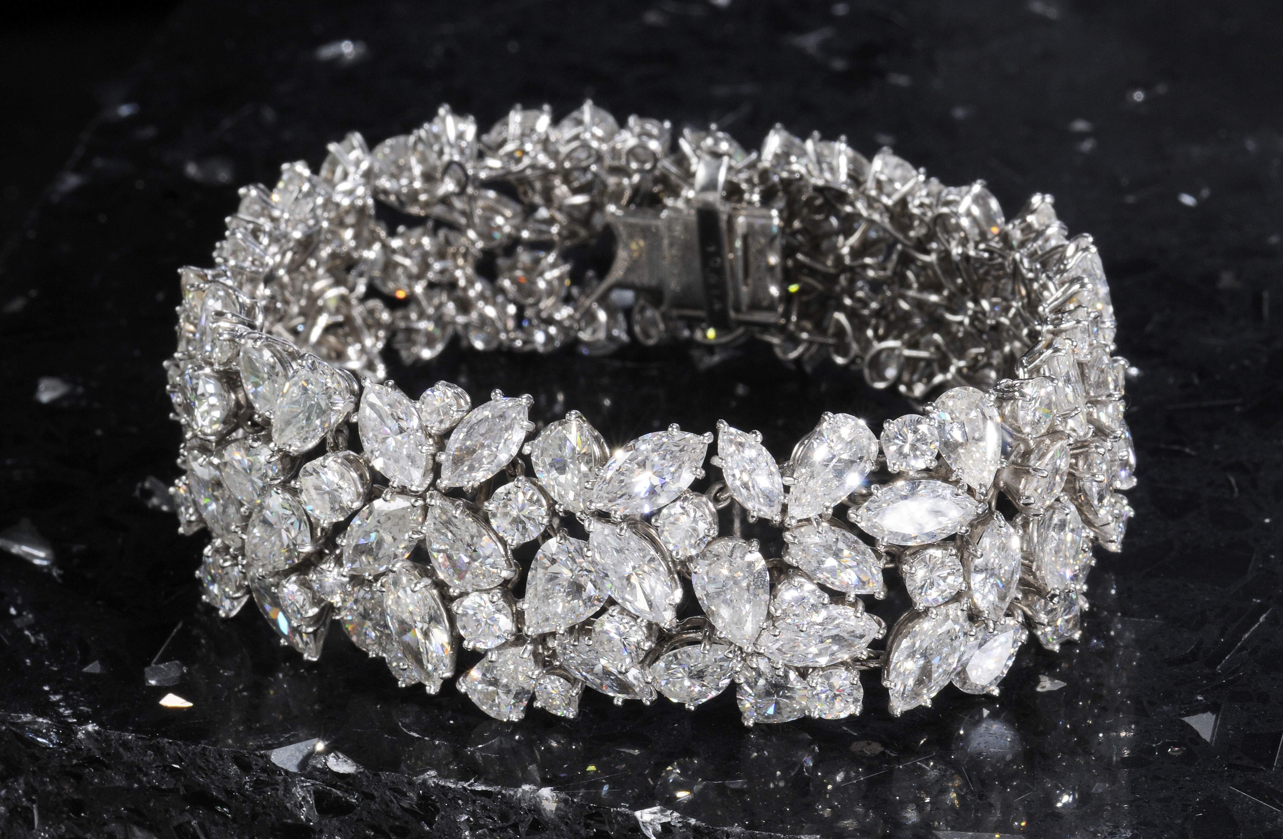 CRB6047917 - LOVE bracelet, small model, 10 diamonds - Rose gold, diamonds  - Cartier