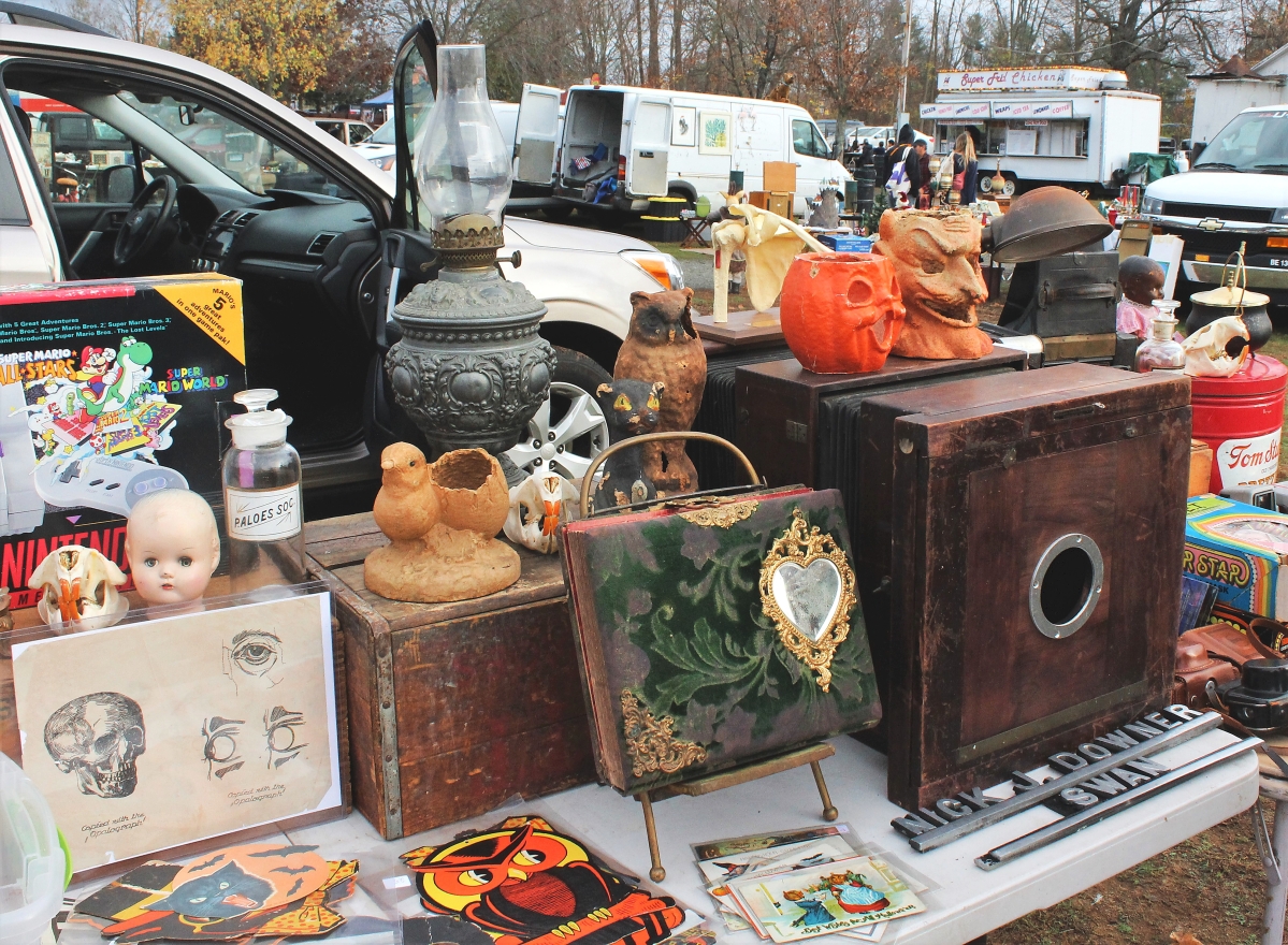 Early To Rise At The Elephant's Trunk Flea Market - Antiques And