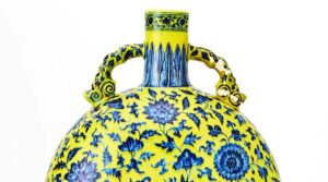 Yongzheng Period Moon Flask Leads Doyle’s Asia Week Sales